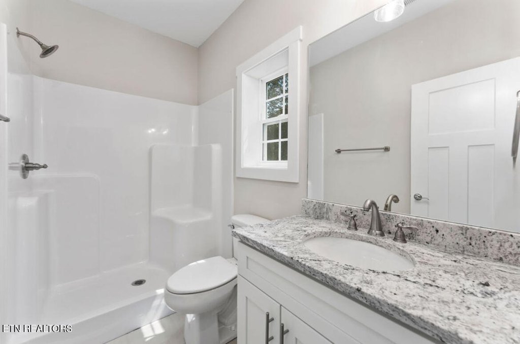 Lenoir City, Tennessee, 37771, United States, 5 Bedrooms Bedrooms, ,3.5 BathroomsBathrooms,Residential,Forsale,1999349