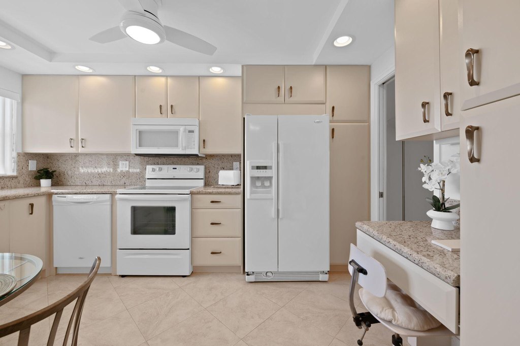 Highland Beach, Florida, 33487, United States, 2 Bedrooms Bedrooms, ,2 BathroomsBathrooms,Residential,Forsale,2010672