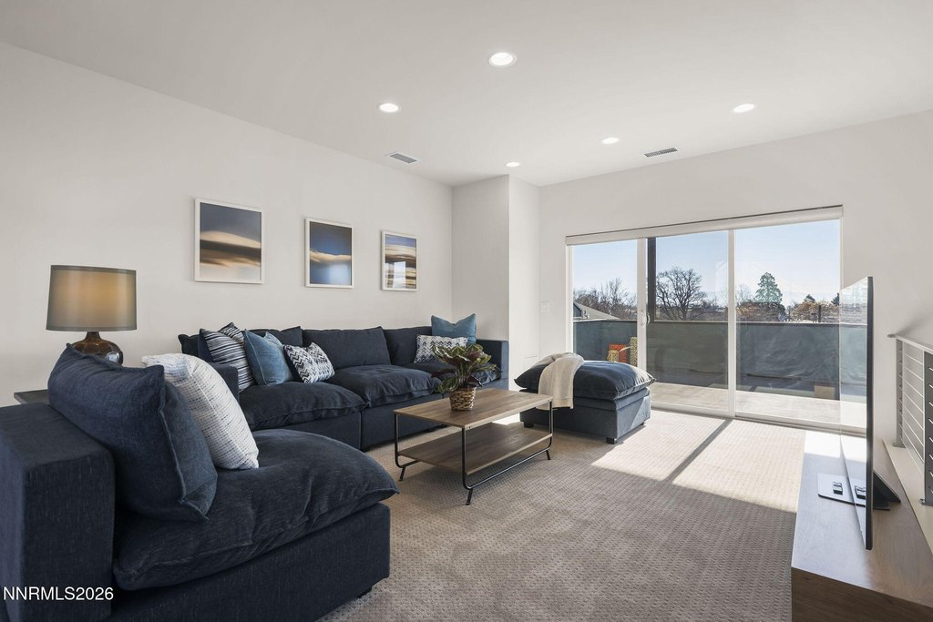 Reno, Nevada, 89501, United States, 2 Bedrooms Bedrooms, ,2 BathroomsBathrooms,Residential,Forsale,2012836