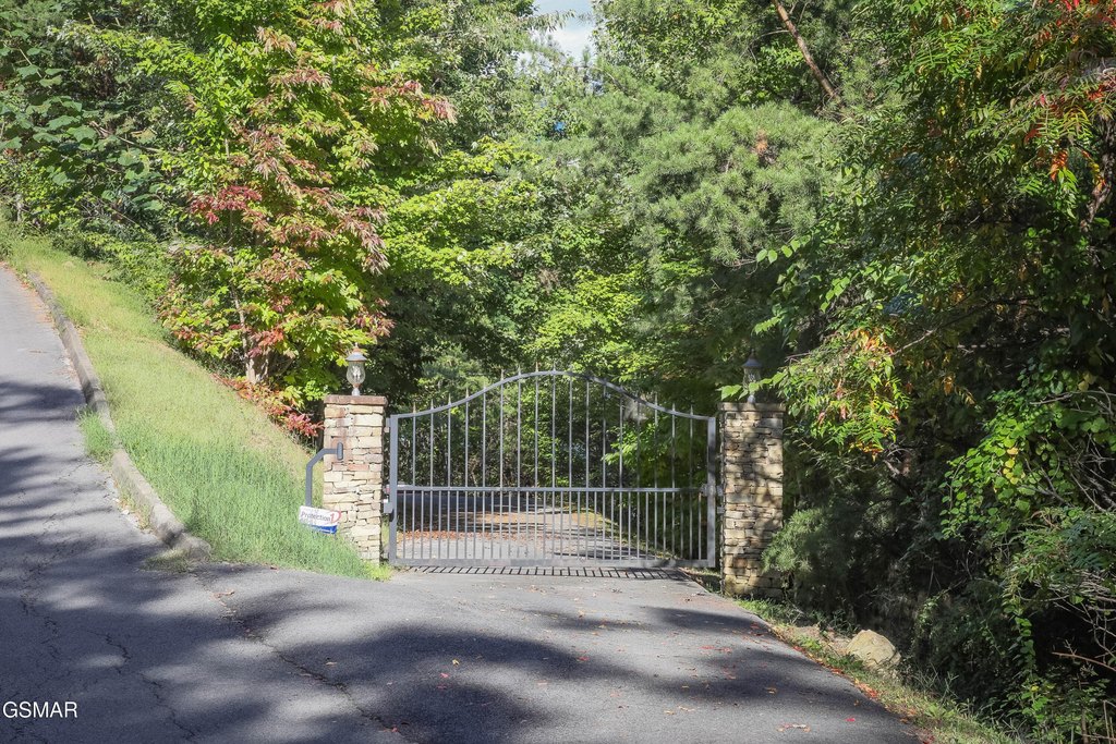 Sevierville, Tennessee, 37862, United States, 4 Bedrooms Bedrooms, ,5.5 BathroomsBathrooms,Residential,Forsale,1999464