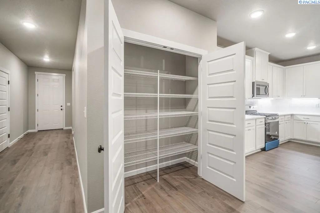 West Richland, Washington, 99353, United States, 4 Bedrooms Bedrooms, ,2 BathroomsBathrooms,Residential,Forsale,1990697