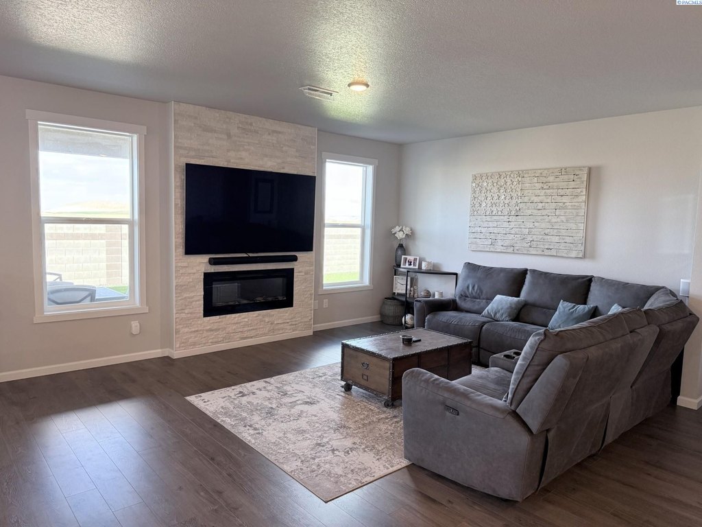 West Richland, Washington, 99353, United States, 4 Bedrooms Bedrooms, ,2 BathroomsBathrooms,Residential,Forsale,1990697