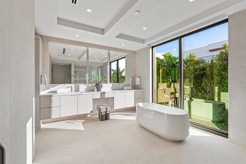 Delray Beach, Florida, 33483, United States, 5 Bedrooms Bedrooms, ,5.5 BathroomsBathrooms,Residential,Forsale,2009891