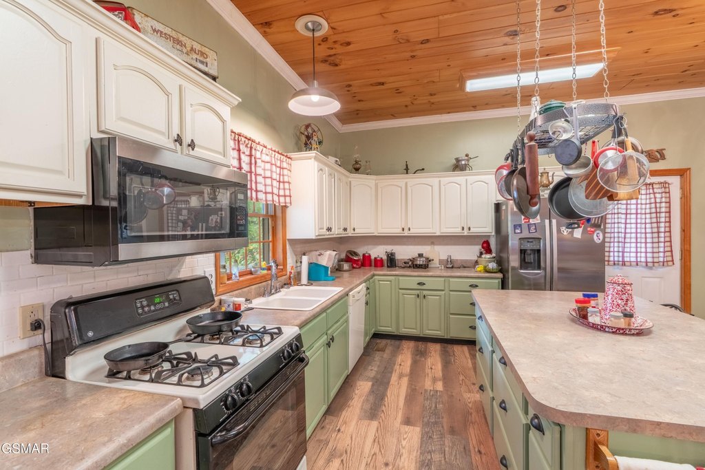 Sevierville, Tennessee, 37876, United States, 4 Bedrooms Bedrooms, ,2.5 BathroomsBathrooms,Residential,Forsale,1999448