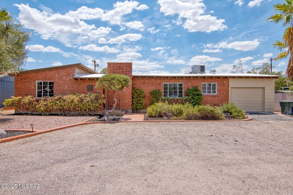 Tucson, Arizona, 85711, United States, 4 Bedrooms Bedrooms, ,2 BathroomsBathrooms,Residential,Forsale,1990103