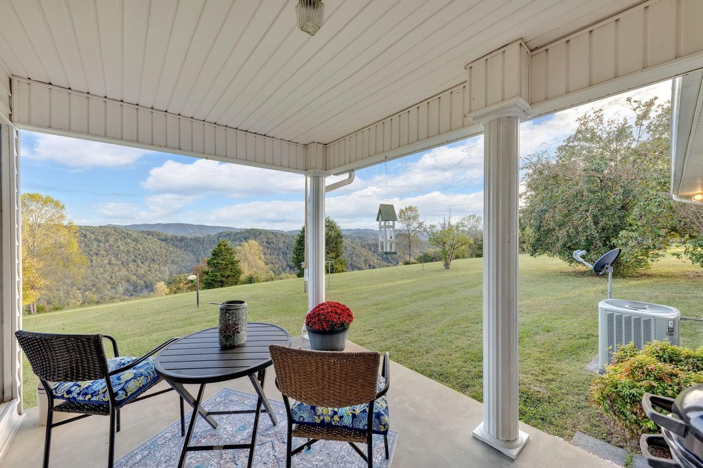 Sneedville, Tennessee, 37869, United States, 4 Bedrooms Bedrooms, ,3 BathroomsBathrooms,Residential,Forsale,1988736