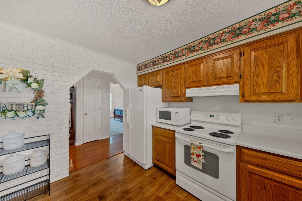 Sneedville, Tennessee, 37869, United States, 4 Bedrooms Bedrooms, ,3 BathroomsBathrooms,Residential,Forsale,1988736