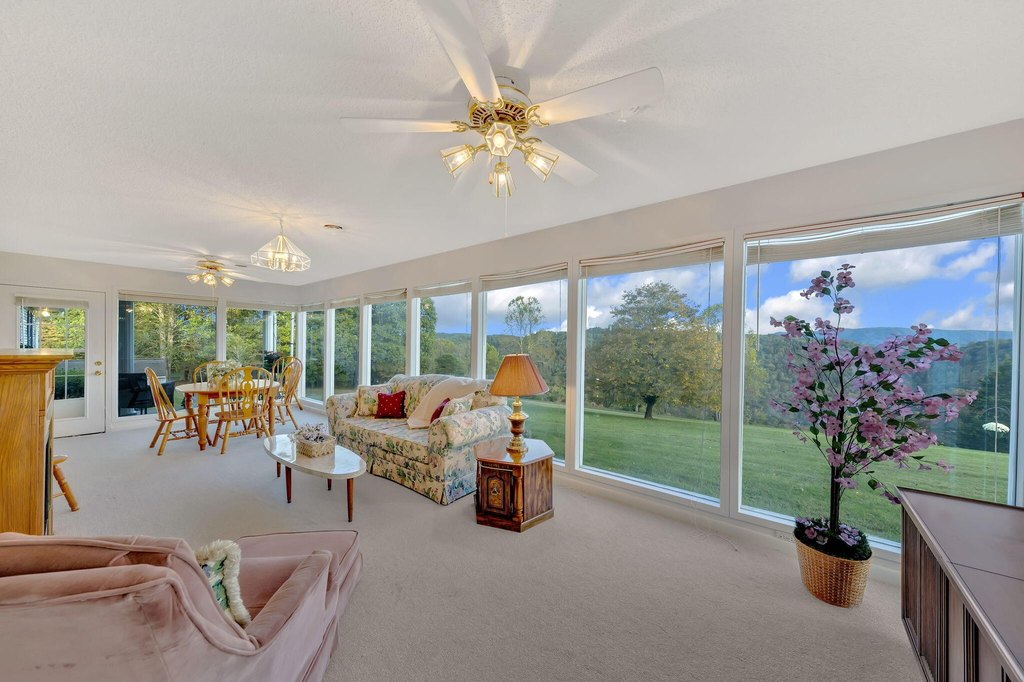 Sneedville, Tennessee, 37869, United States, 4 Bedrooms Bedrooms, ,3 BathroomsBathrooms,Residential,Forsale,1988736