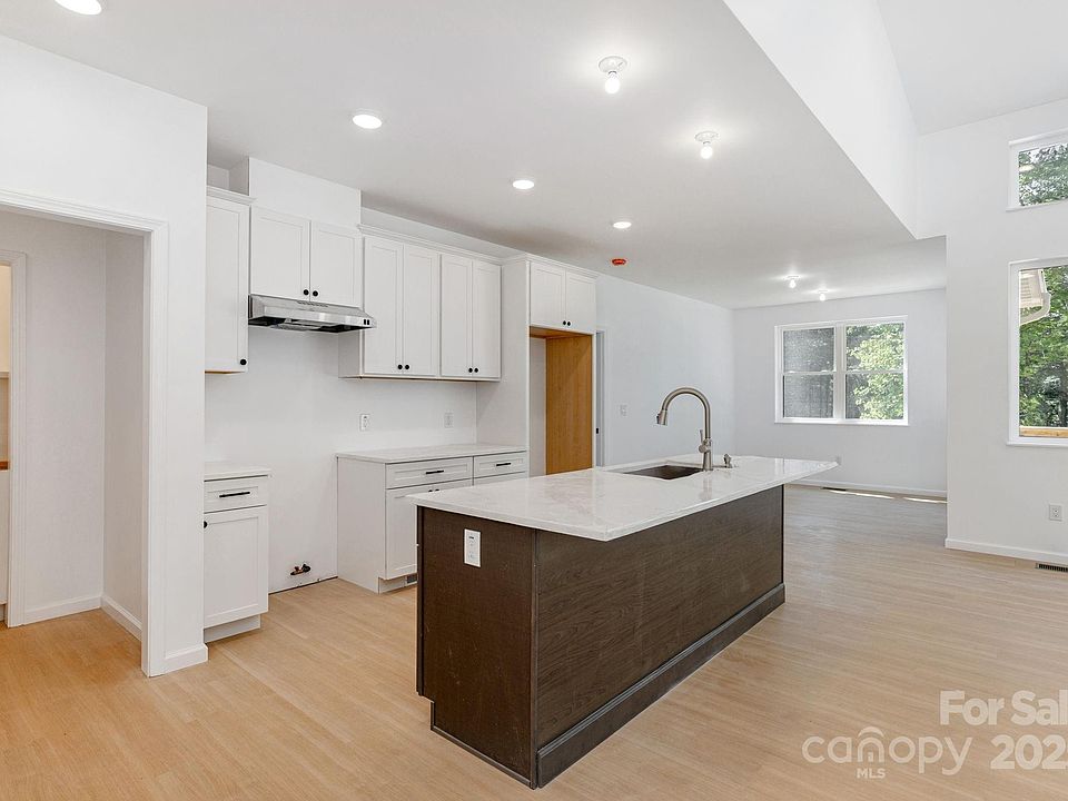 Flat Rock, North Carolina, 28731, United States, 3 Bedrooms Bedrooms, ,2 BathroomsBathrooms,Residential,Forsale,1985997