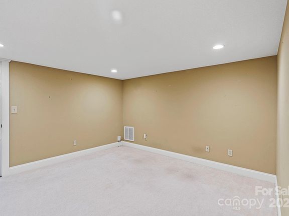 Hendersonville, North Carolina, 28739, United States, 3 Bedrooms Bedrooms, ,3 BathroomsBathrooms,Residential,Forsale,1986001