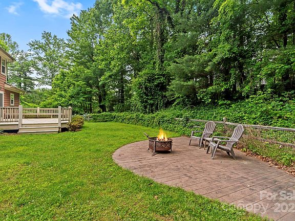 Hendersonville, North Carolina, 28739, United States, 3 Bedrooms Bedrooms, ,3 BathroomsBathrooms,Residential,Forsale,1986001