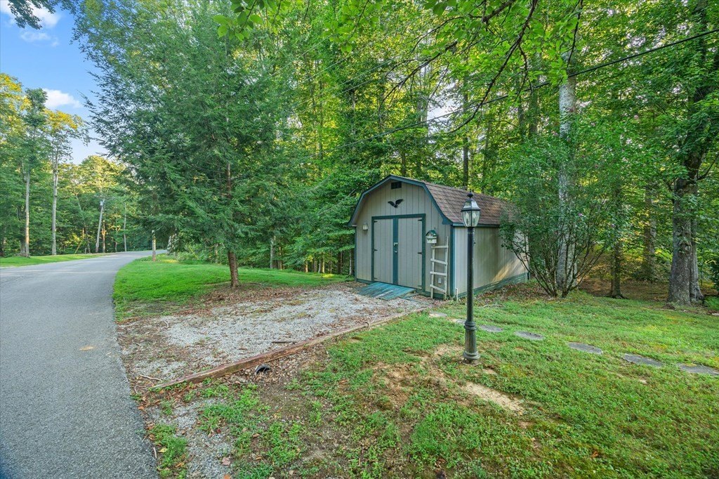 Byrdstown, Tennessee, 38549, United States, 4 Bedrooms Bedrooms, ,2.5 BathroomsBathrooms,Residential,Forsale,1929852