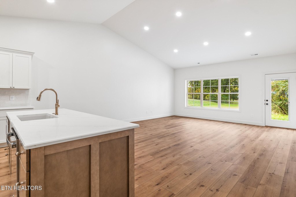 Clinton, Tennessee, 37716, United States, 3 Bedrooms Bedrooms, ,2 BathroomsBathrooms,Residential,Forsale,1999453