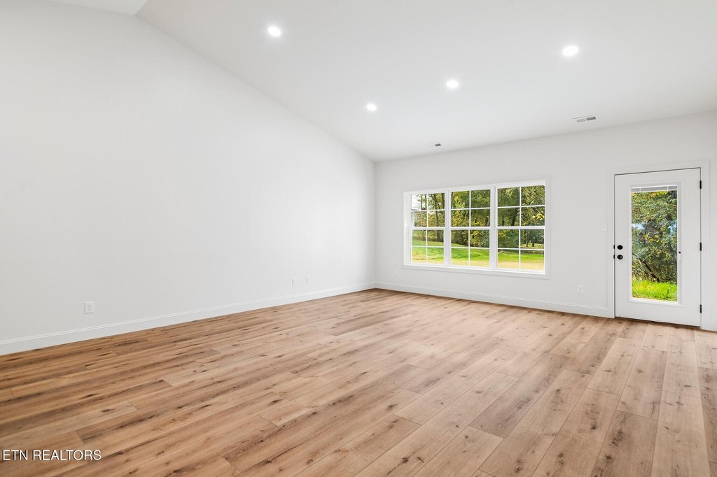 Clinton, Tennessee, 37716, United States, 3 Bedrooms Bedrooms, ,2 BathroomsBathrooms,Residential,Forsale,1999453