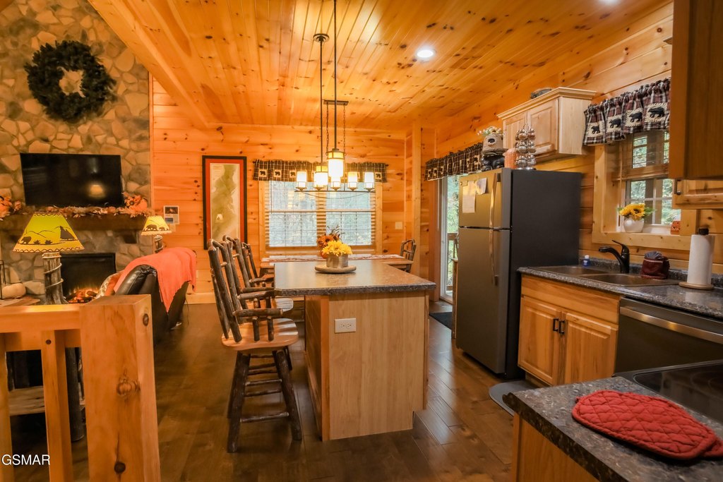 Sevierville, Tennessee, 37862, United States, 2 Bedrooms Bedrooms, ,2.5 BathroomsBathrooms,Residential,Forsale,1999461