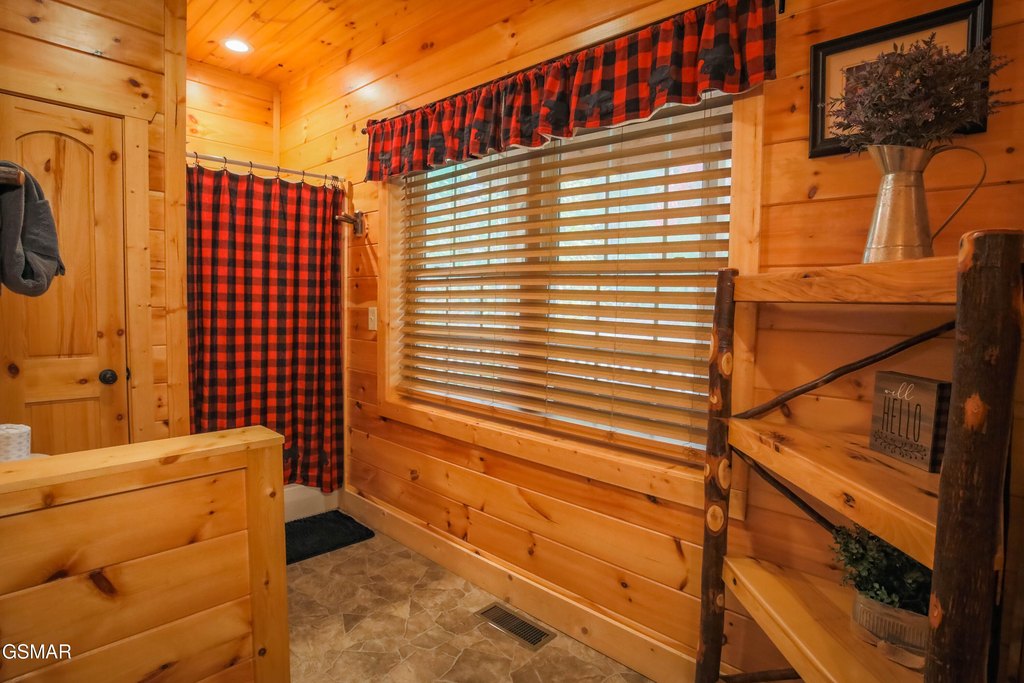 Sevierville, Tennessee, 37862, United States, 2 Bedrooms Bedrooms, ,2.5 BathroomsBathrooms,Residential,Forsale,1999461