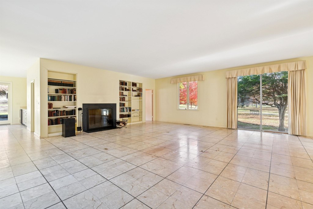 Woodstock, Vermont, 05091, United States, 2 Bedrooms Bedrooms, ,3.5 BathroomsBathrooms,Residential,Forsale,1999507