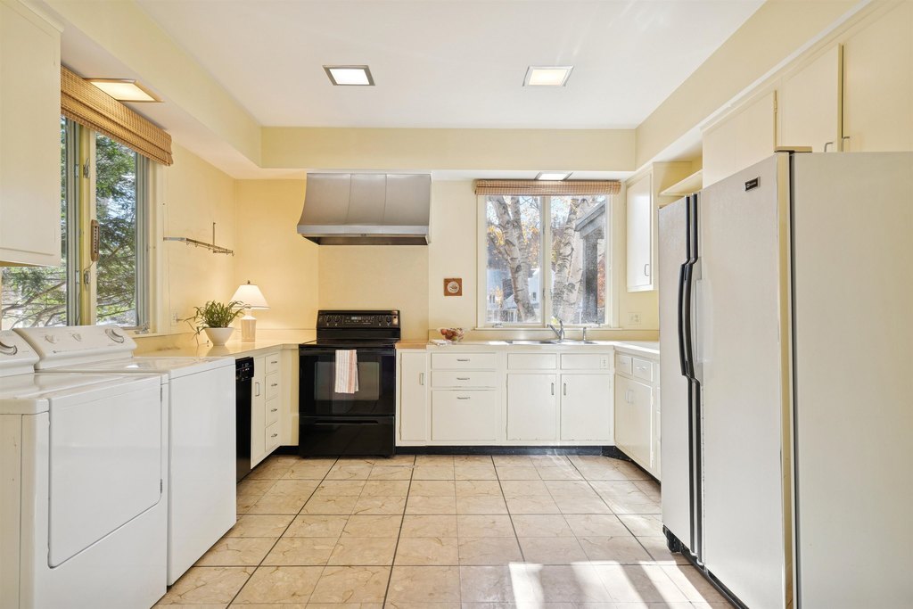 Woodstock, Vermont, 05091, United States, 2 Bedrooms Bedrooms, ,3.5 BathroomsBathrooms,Residential,Forsale,1999507