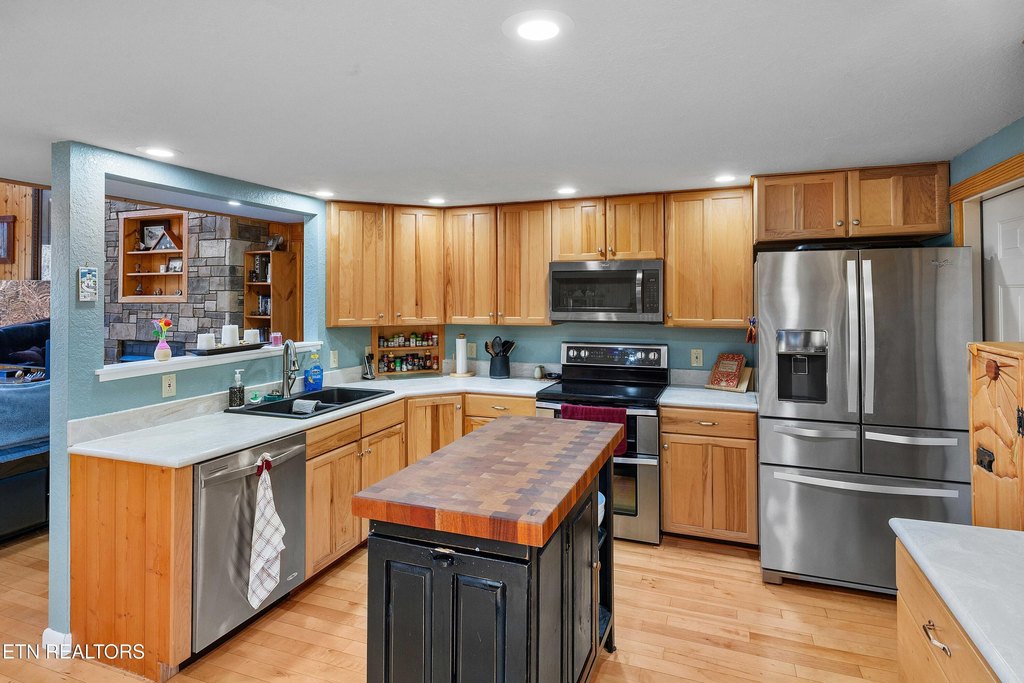 Cosby, Tennessee, 37722, United States, 2 Bedrooms Bedrooms, ,3 BathroomsBathrooms,Residential,Forsale,1999440