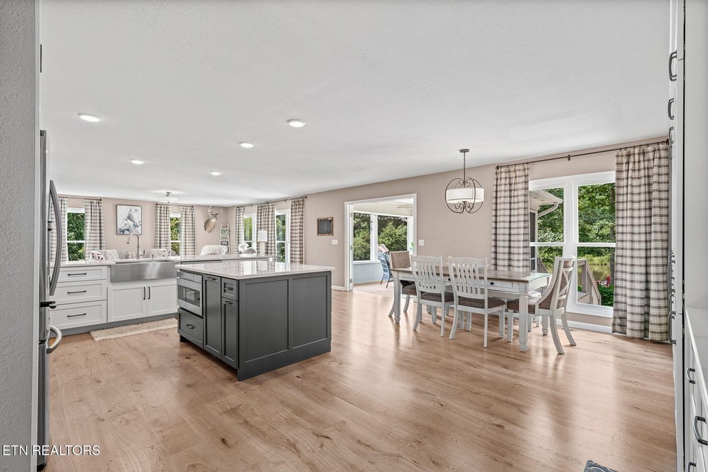 Crossville, Tennessee, 38572, United States, 3 Bedrooms Bedrooms, ,3.5 BathroomsBathrooms,Residential,Forsale,1996603