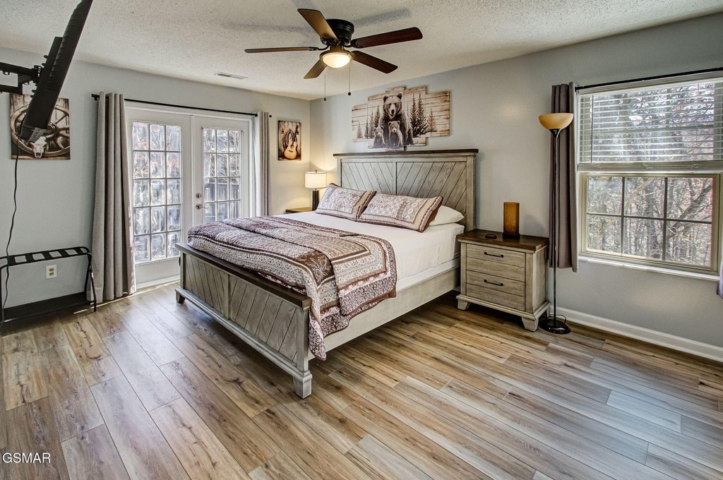 Gatlinburg, Tennessee, 37738, United States, 5 Bedrooms Bedrooms, ,2 BathroomsBathrooms,Residential,Forsale,1999457