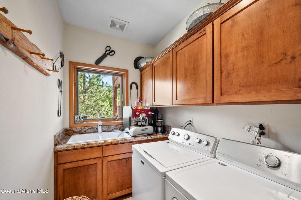 Spirit Lake, Idaho, 83869, United States, 3 Bedrooms Bedrooms, ,3.5 BathroomsBathrooms,Residential,Forsale,1984585