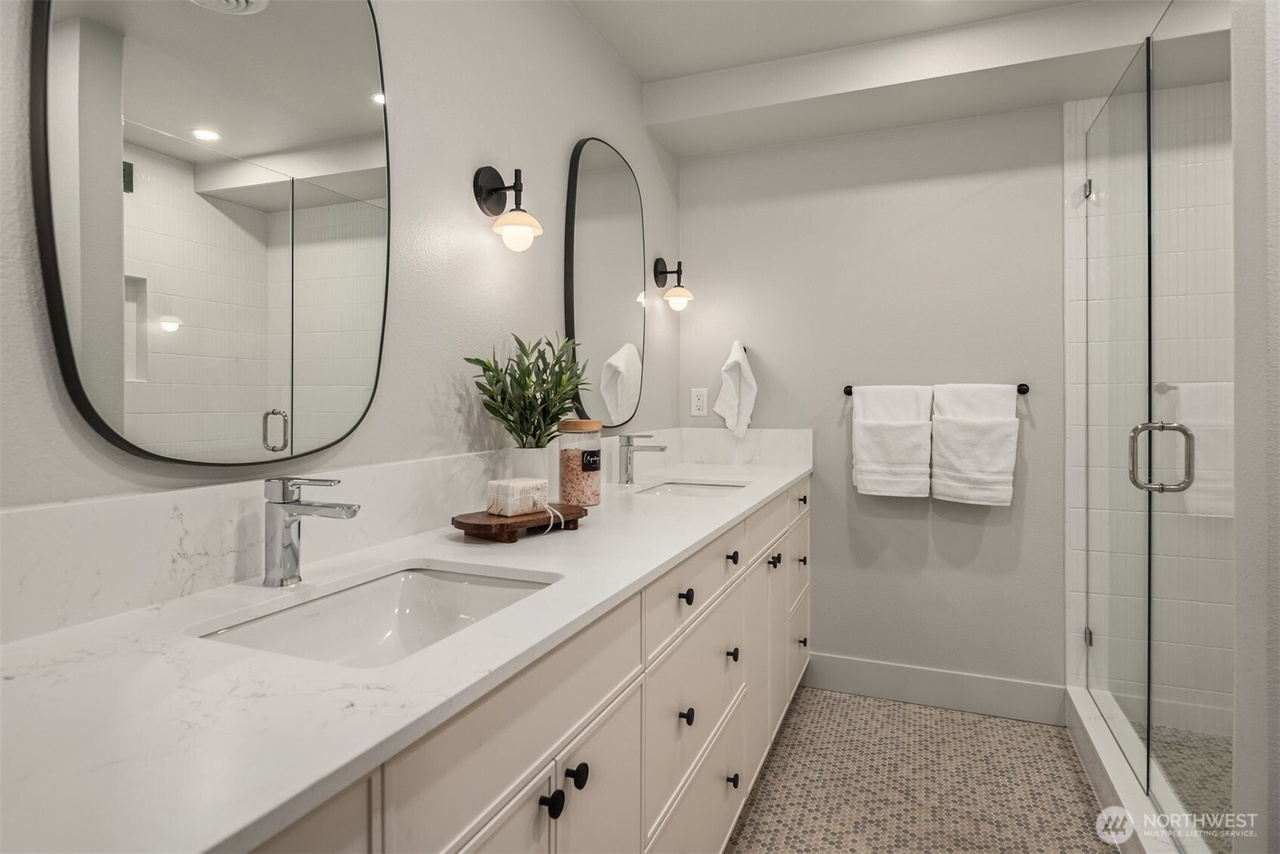 Clyde Hill, Washington, 98004, United States, 5 Bedrooms Bedrooms, ,4 BathroomsBathrooms,Residential,Forsale,2004453