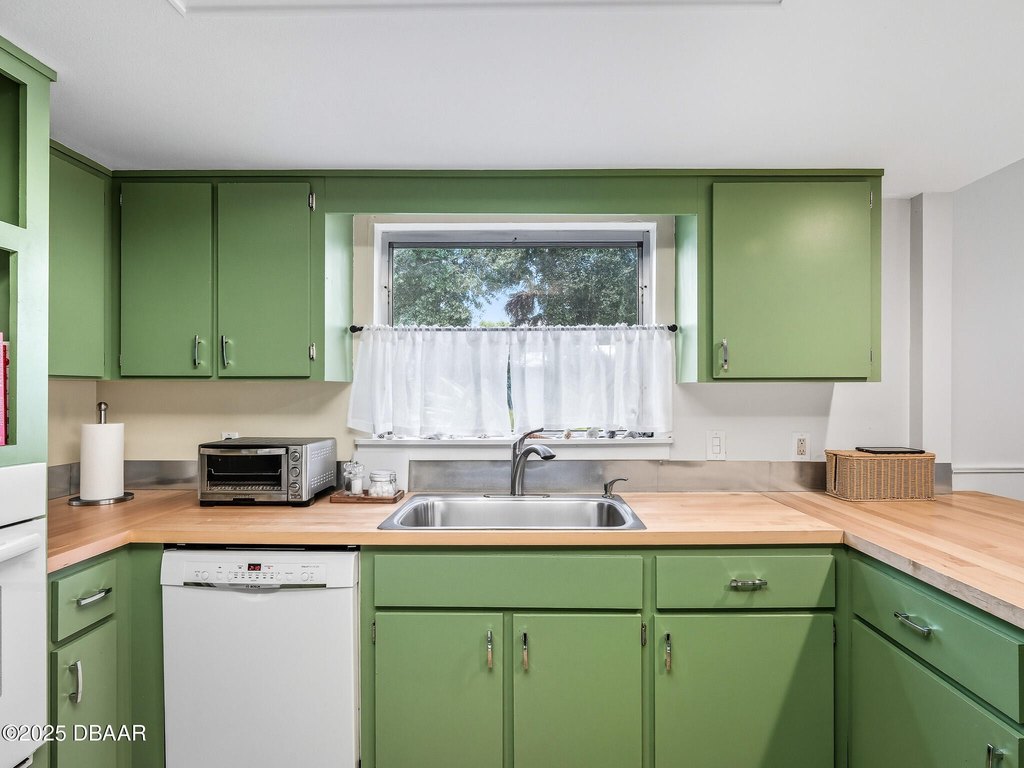 New Smyrna Beach, Florida, 32168, United States, 4 Bedrooms Bedrooms, ,3.5 BathroomsBathrooms,Residential,Forsale,1964579