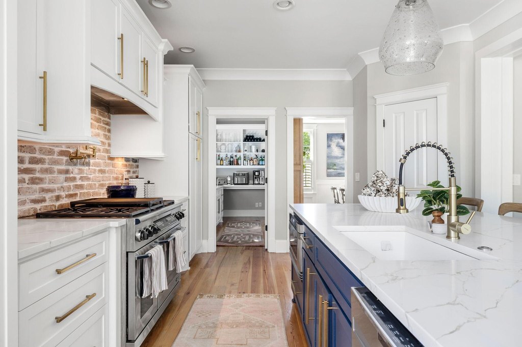 Charleston, South Carolina, 29414, United States, 8 Bedrooms Bedrooms, ,5.5 BathroomsBathrooms,Residential,Forsale,2007731