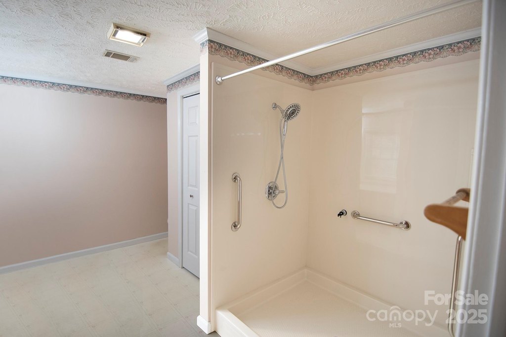 Hendersonville, North Carolina, 28792, United States, 3 Bedrooms Bedrooms, ,3 BathroomsBathrooms,Residential,Forsale,1960261