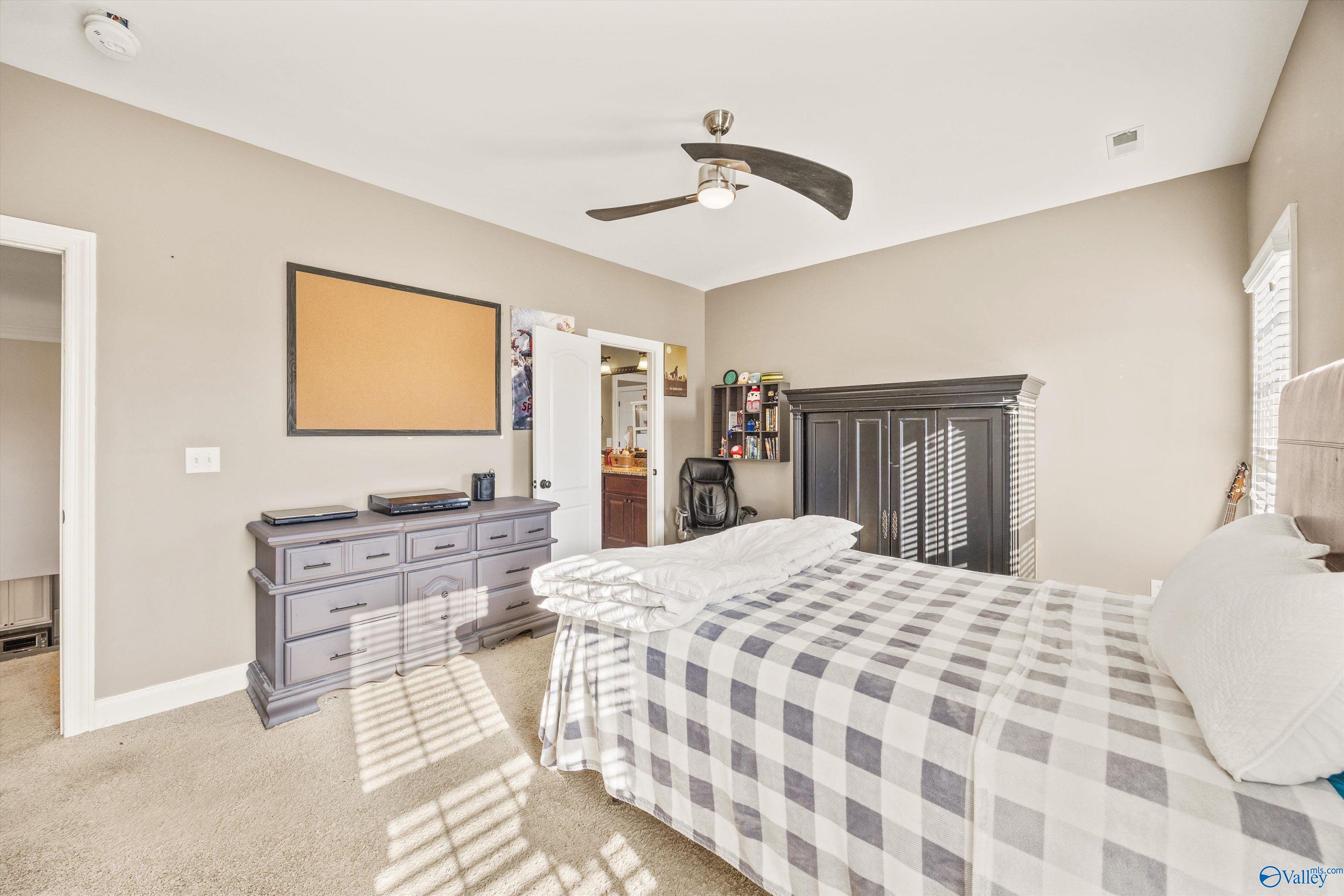 Owens Cross Roads, Alabama, 35763, United States, 5 Bedrooms Bedrooms, ,3.5 BathroomsBathrooms,Residential,Forsale,2007708