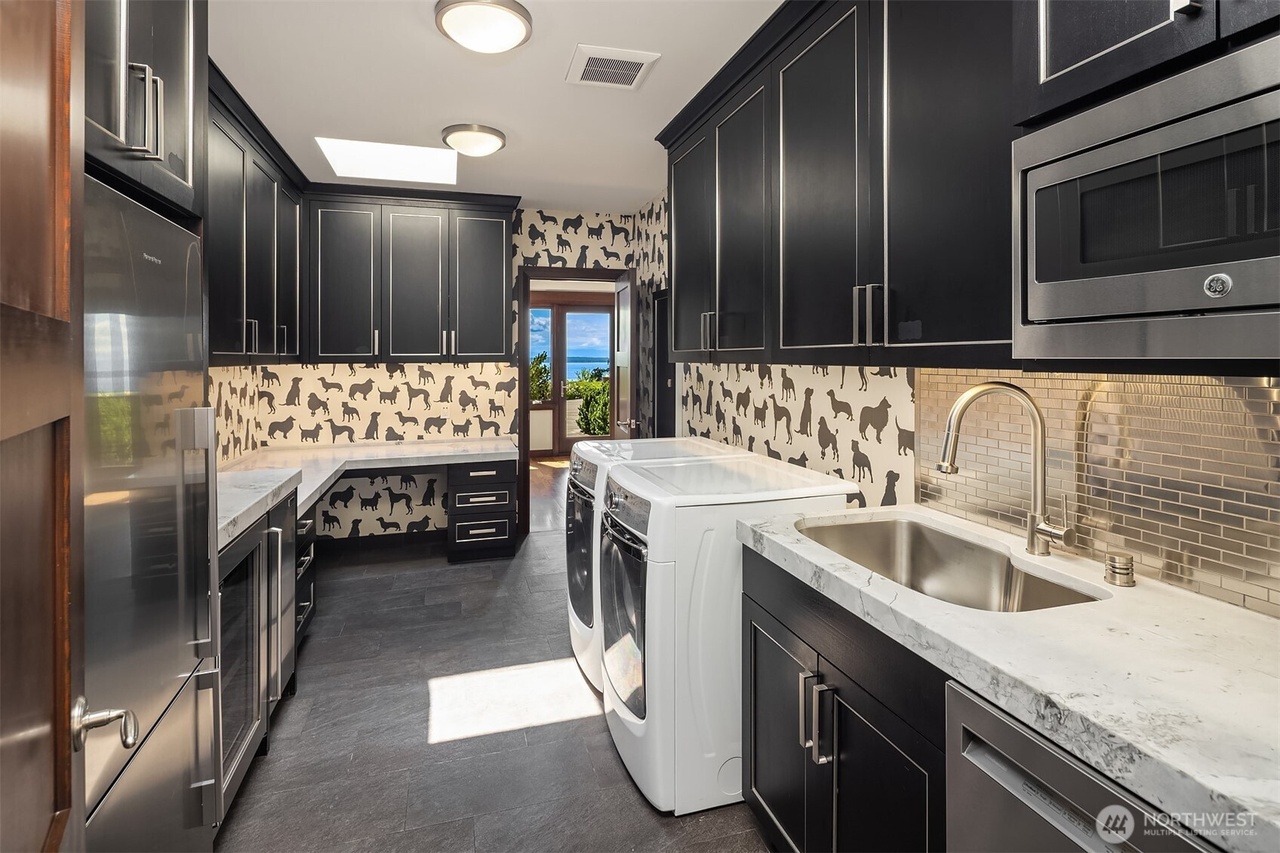 Mukilteo, Washington, 98275, United States, 4 Bedrooms Bedrooms, ,4 BathroomsBathrooms,Residential,Forsale,2009203