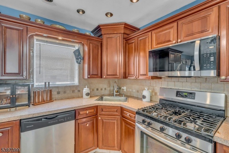 Linden City, New Jersey, 07036, United States, 3 Bedrooms Bedrooms, ,2 BathroomsBathrooms,Residential,Forsale,1994039