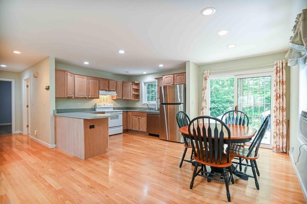 York, Maine, 03909, United States, 2 Bedrooms Bedrooms, ,2 BathroomsBathrooms,Residential,Forsale,1941227