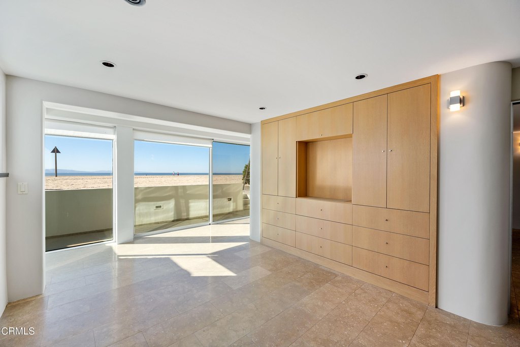 Oxnard, California, 93035, United States, 4 Bedrooms Bedrooms, ,4.5 BathroomsBathrooms,Residential,Forsale,1985940