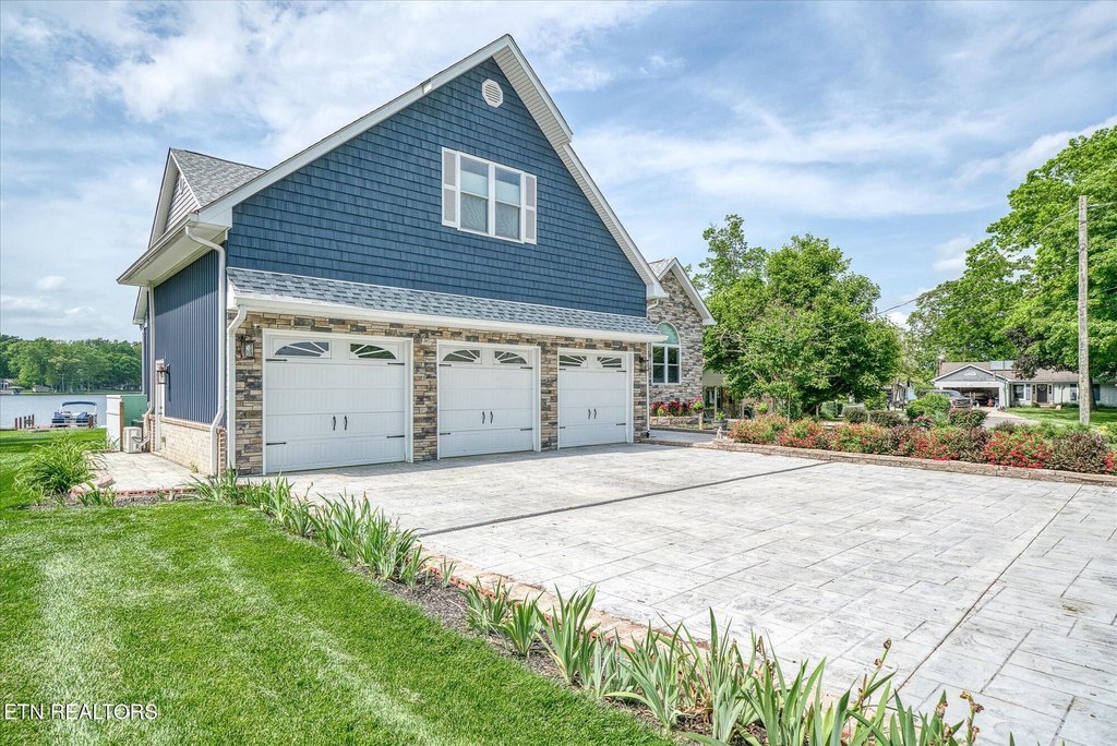 Crossville, Tennessee, 38572, United States, 3 Bedrooms Bedrooms, ,3.5 BathroomsBathrooms,Residential,Forsale,1886022