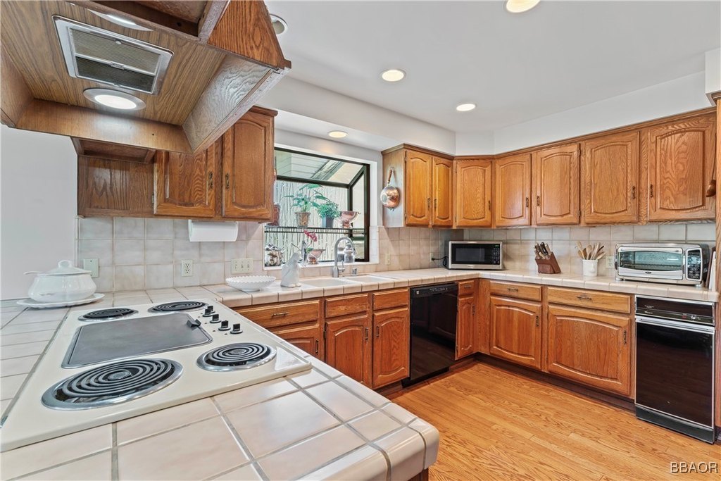 Lake Arrowhead, California, 92352, United States, 5 Bedrooms Bedrooms, ,5 BathroomsBathrooms,Residential,Forsale,1886287