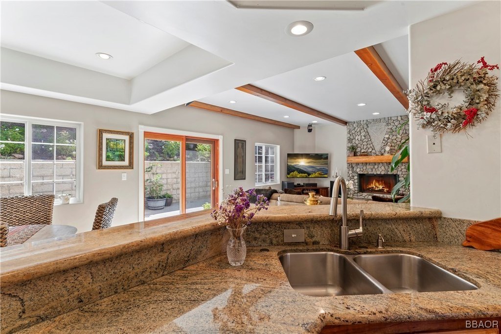 Lake Arrowhead, California, 92317, United States, 4 Bedrooms Bedrooms, ,4 BathroomsBathrooms,Residential,Forsale,1886288