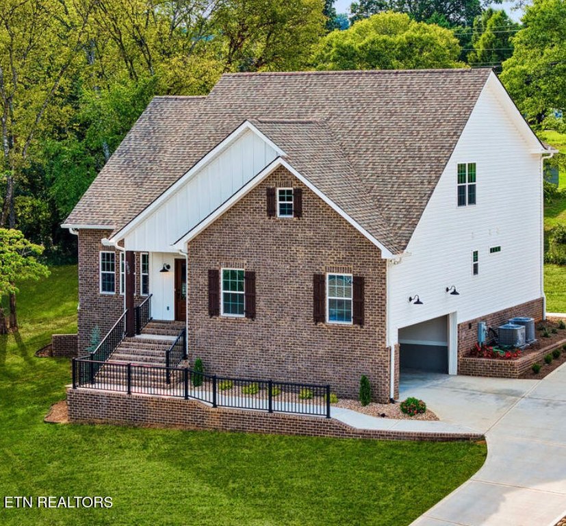 Lenoir City, Tennessee, 37771, United States, 5 Bedrooms Bedrooms, ,3.5 BathroomsBathrooms,Residential,Forsale,1999349