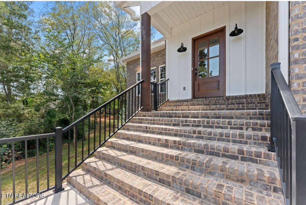 Lenoir City, Tennessee, 37771, United States, 5 Bedrooms Bedrooms, ,3.5 BathroomsBathrooms,Residential,Forsale,1999349