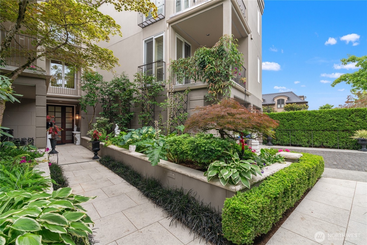 Kirkland, Washington, 98033, United States, 3 Bedrooms Bedrooms, ,3 BathroomsBathrooms,Residential,Forsale,1965877