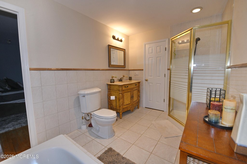 Lincroft, New Jersey, 07738, United States, 4 Bedrooms Bedrooms, ,3 BathroomsBathrooms,Residential,Forsale,2008478