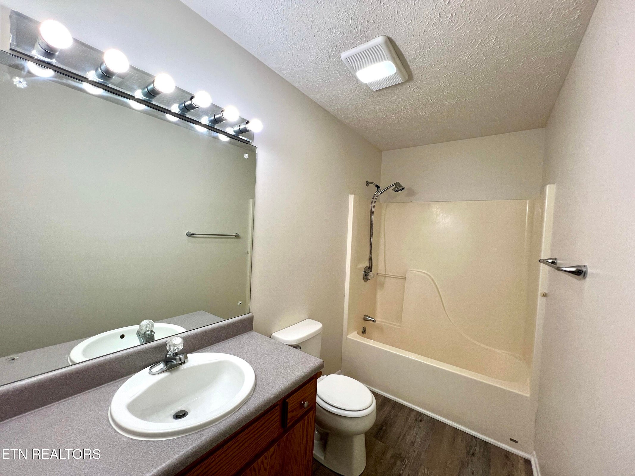 Kodak, Tennessee, 37764, United States, 2 Bedrooms Bedrooms, ,2 BathroomsBathrooms,Residential,Forsale,1973589