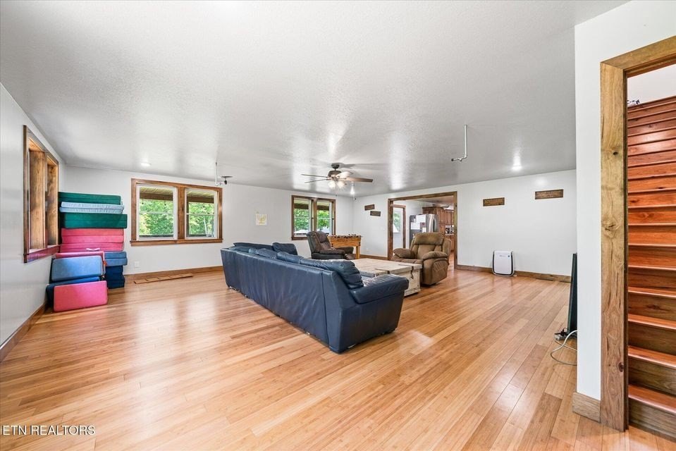 Deer Lodge, Tennessee, 37726, United States, 6 Bedrooms Bedrooms, ,2 BathroomsBathrooms,Residential,Forsale,1929820