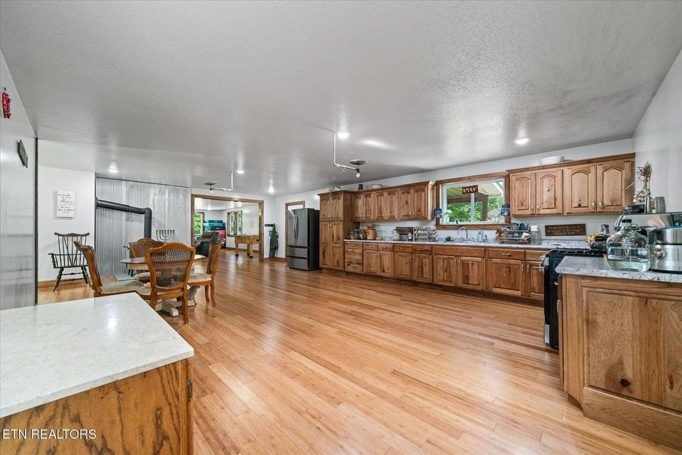 Deer Lodge, Tennessee, 37726, United States, 6 Bedrooms Bedrooms, ,2 BathroomsBathrooms,Residential,Forsale,1929820