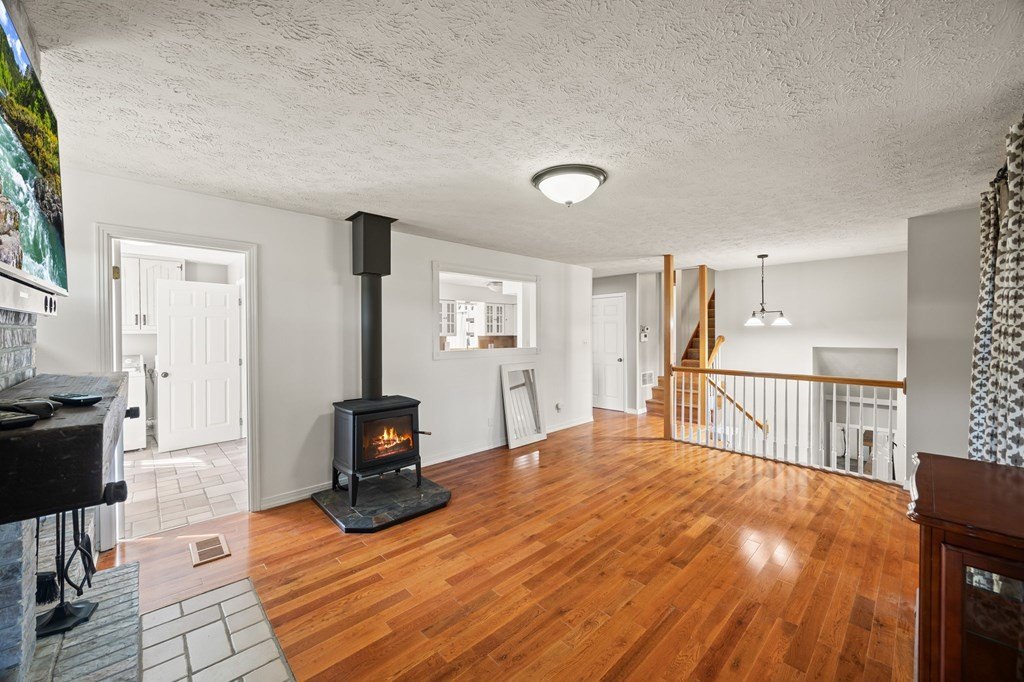 Byrdstown, Tennessee, 38549, United States, 2 Bedrooms Bedrooms, ,3 BathroomsBathrooms,Residential,Forsale,1996611