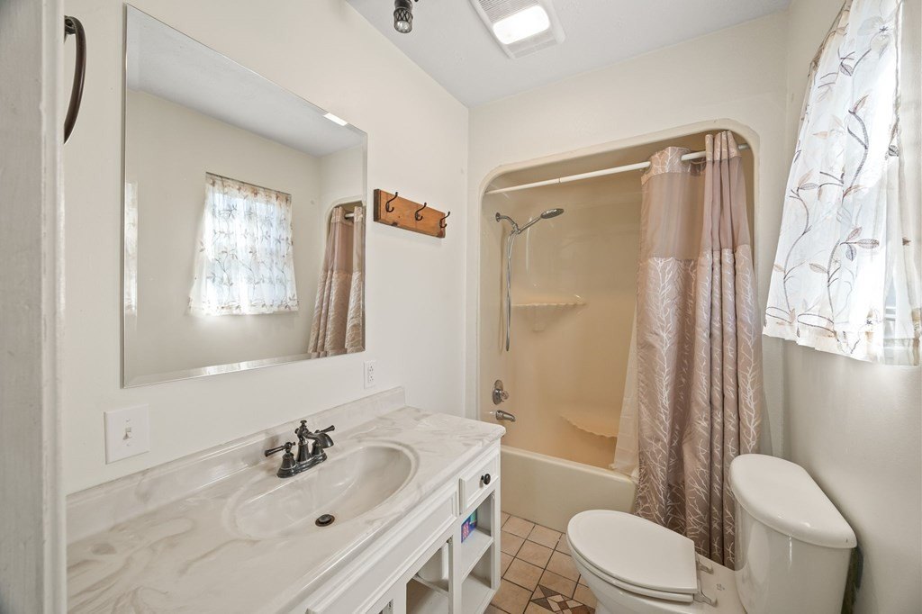 Byrdstown, Tennessee, 38549, United States, 2 Bedrooms Bedrooms, ,3 BathroomsBathrooms,Residential,Forsale,1996611