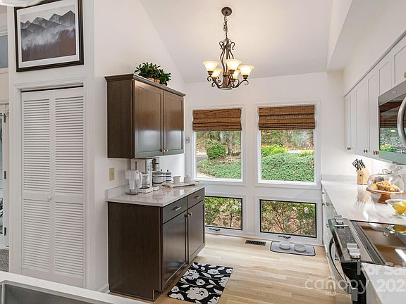 Flat Rock, North Carolina, 28731, United States, 3 Bedrooms Bedrooms, ,3 BathroomsBathrooms,Residential,Forsale,1985999