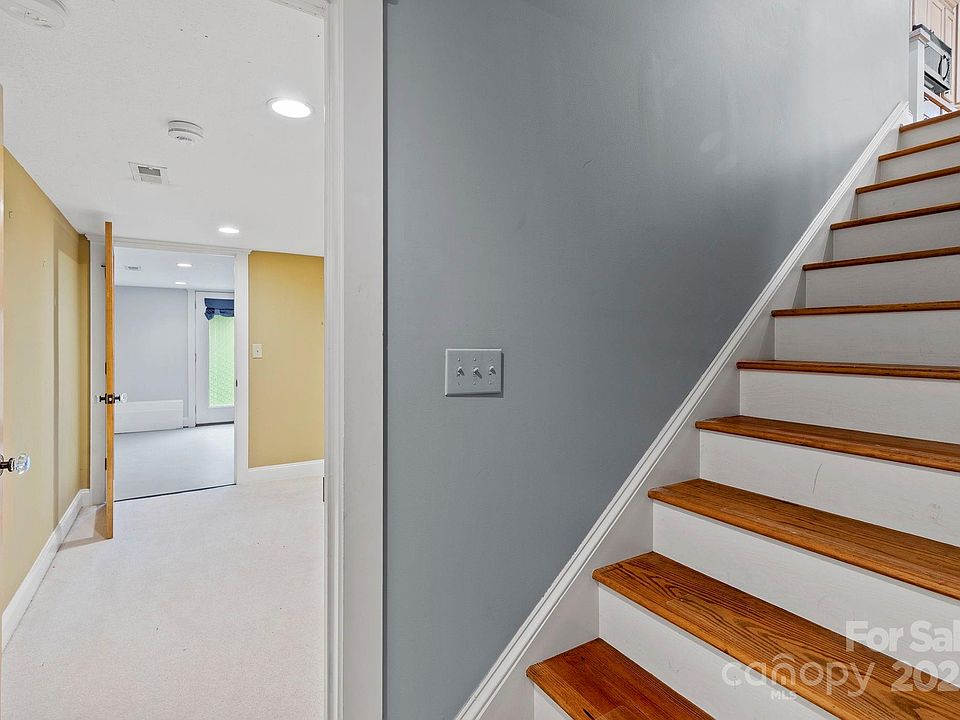 Hendersonville, North Carolina, 28739, United States, 3 Bedrooms Bedrooms, ,3 BathroomsBathrooms,Residential,Forsale,1986001