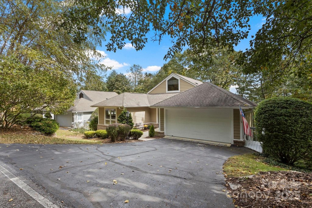 Flat Rock, North Carolina, 28731, United States, 4 Bedrooms Bedrooms, ,4 BathroomsBathrooms,Residential,Forsale,1985994